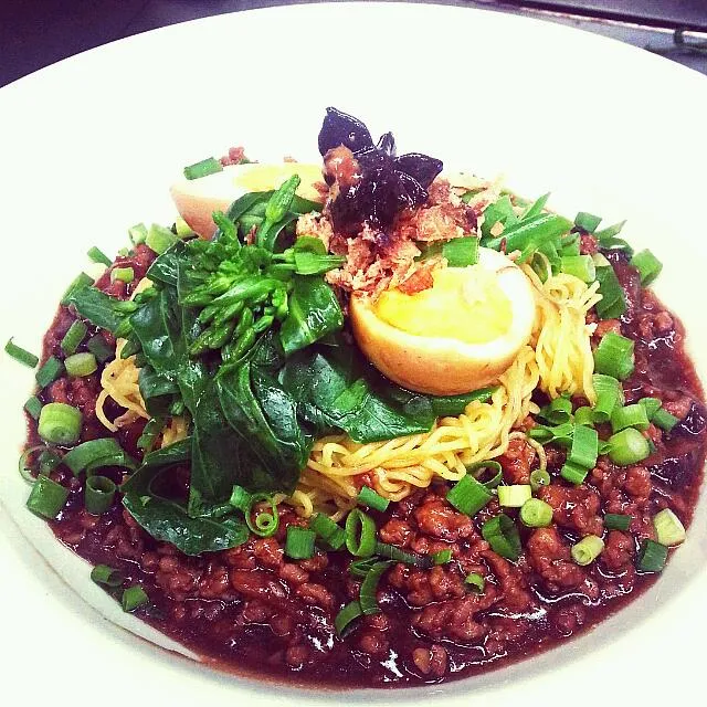 Braised chicken minces with thing Egg Noodle.|Joey Tavares Limさん