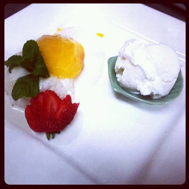 Mango sticky rice with coconut Ice Cream.|Joey Tavares Limさん