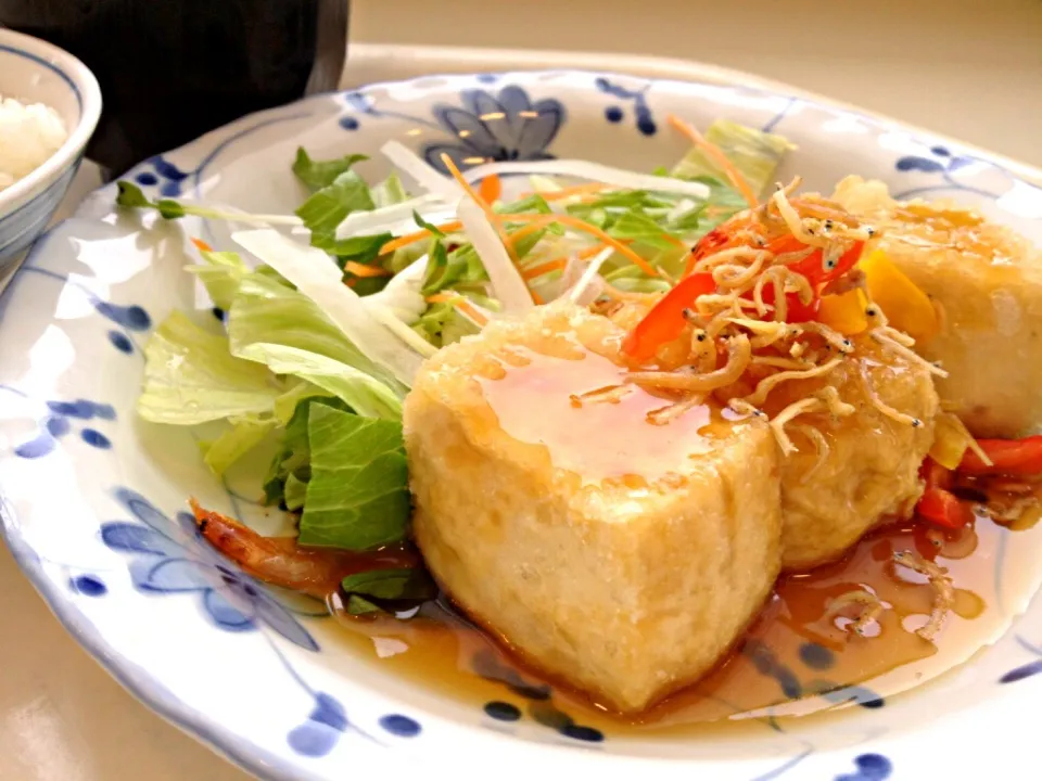 今日の社食は桜海老とジャコの揚げ出し豆腐。420円。|ルーア・ブランカさん