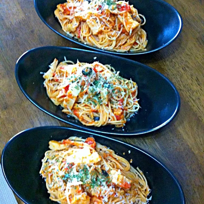 朝から昼はパスタにしょ🎵と、冷凍プチ🍅の皮をむいてみたり…50個位あったw😆で、いざパスタを、茹でようと見たら、四人分くらいもなく😂パスタ食べたかったぁぁぁあん꒰ ˃̆ૢ௰˂̆ૢഃ◍꒱ ੭ੇʓ ੭ੇʓ✧三兄弟の昼パスタ。|いよこ🍻さん