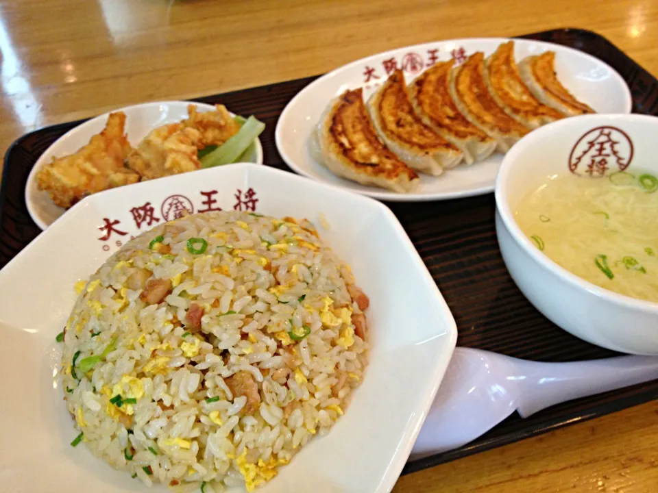 お昼  チャーハン  餃子  唐揚げ|ぽんたさん