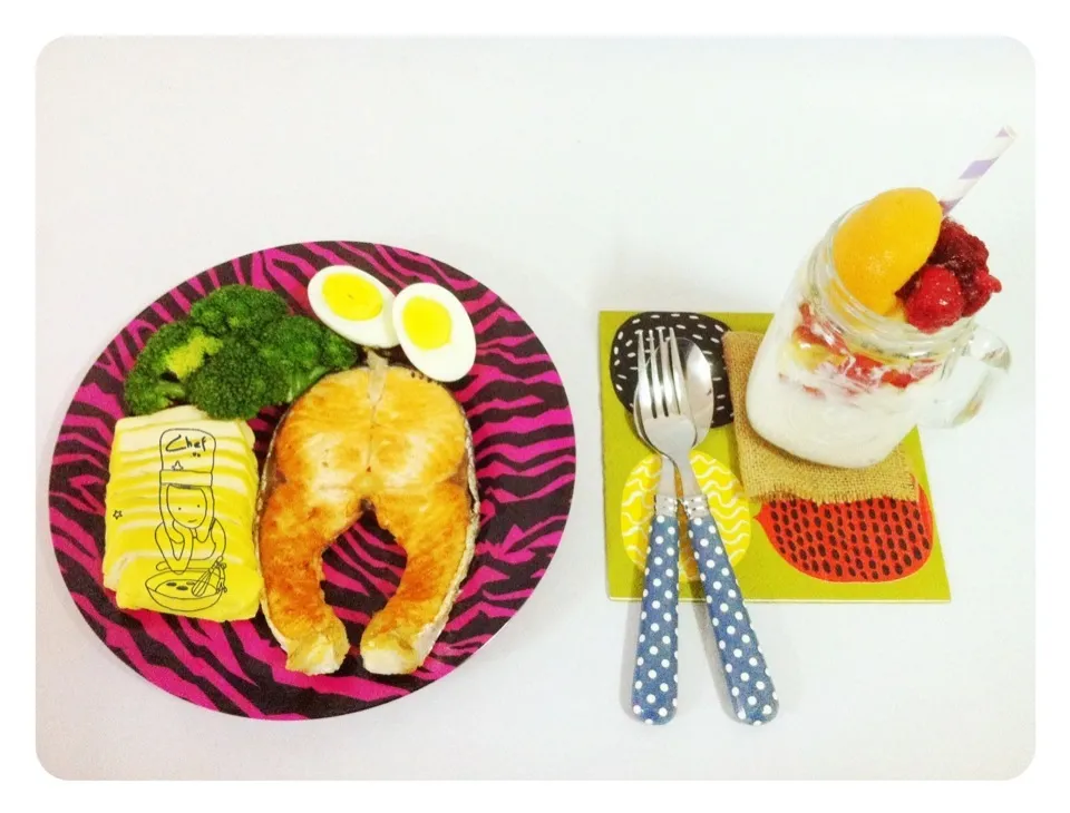 My homemade lunch 😄💪🍴 baked salmon 🐟 raspberry,peach & apple greek yogurt drink 💦|icook_ibake_ieatさん