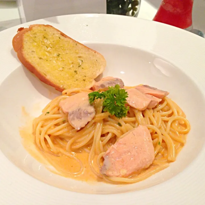 Spaghetti with pink creammy sauce and salmon.|Emaimaimさん