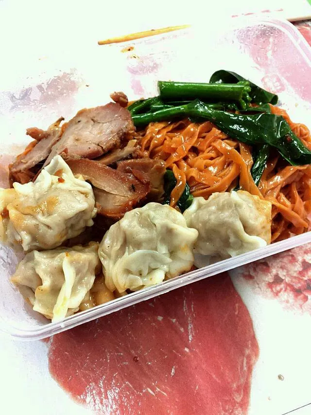 tomato noodles with wonton and char siew.|genさん