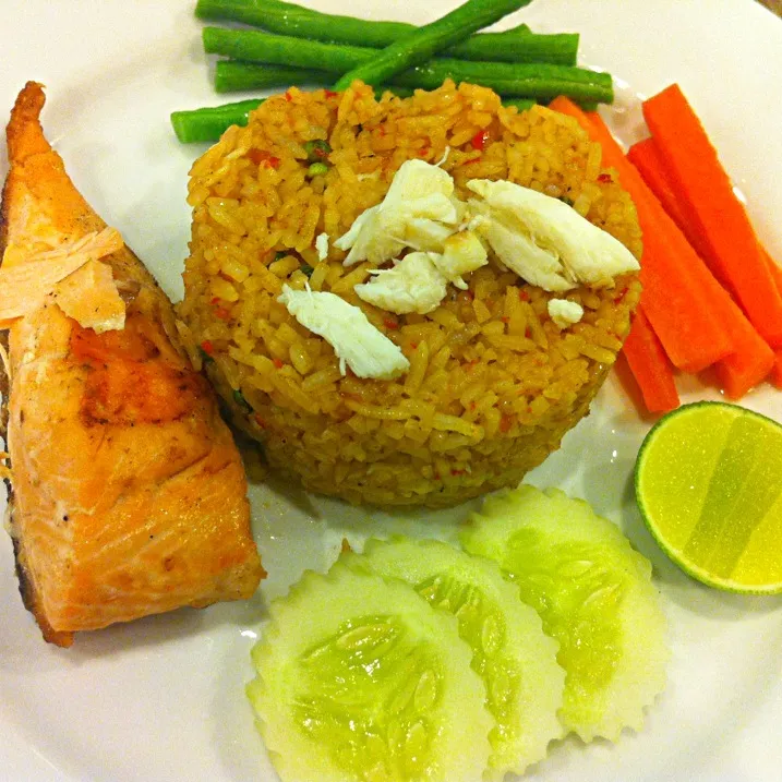 Snapdishの料理写真:CRABMEAT CHILLI PASTE FRIED   RICE W/GRILLED SALMON|Blinkieさん