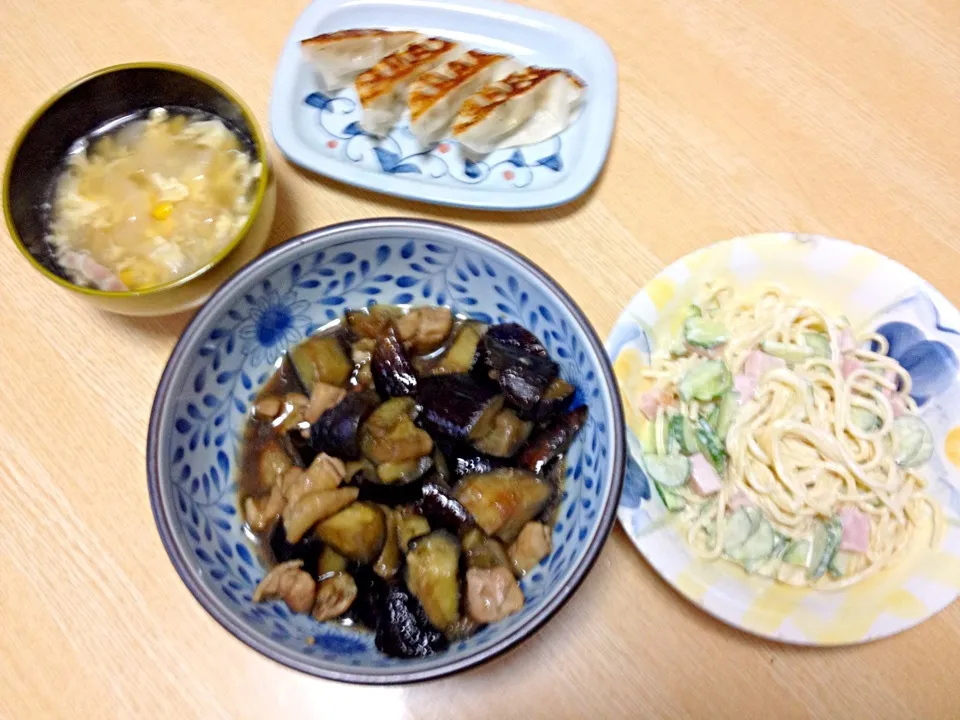 ナスと鳥肉の甘辛煮、スパサラダ、ぎょうざ、たまごスープ|ami✞♡さん