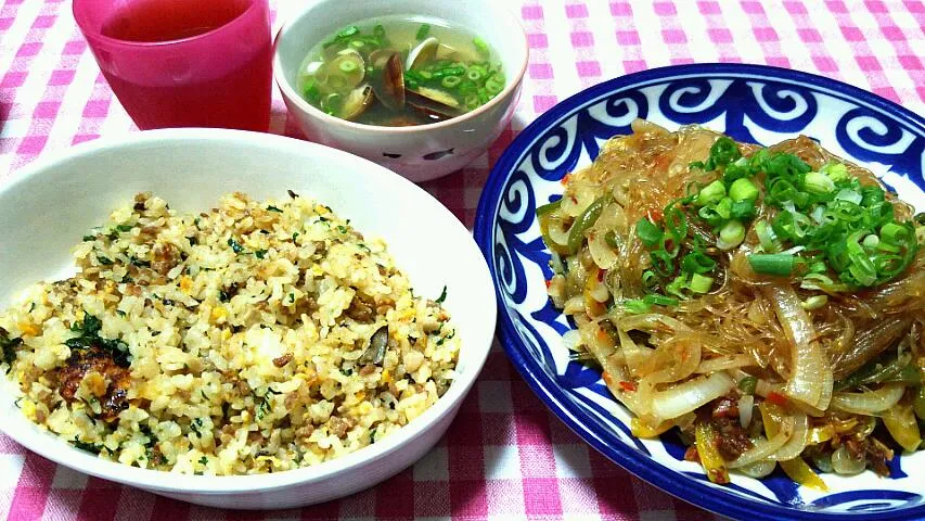 和風炒飯(豚挽肉･椎茸･卵･新生姜･大葉)、チャプチェ風炒め(牛小間肉･玉葱･ピーマン･赤&黄パプリカ･春雨･青ねぎ)、あさりのスープ(青ねぎ)|まあるさん