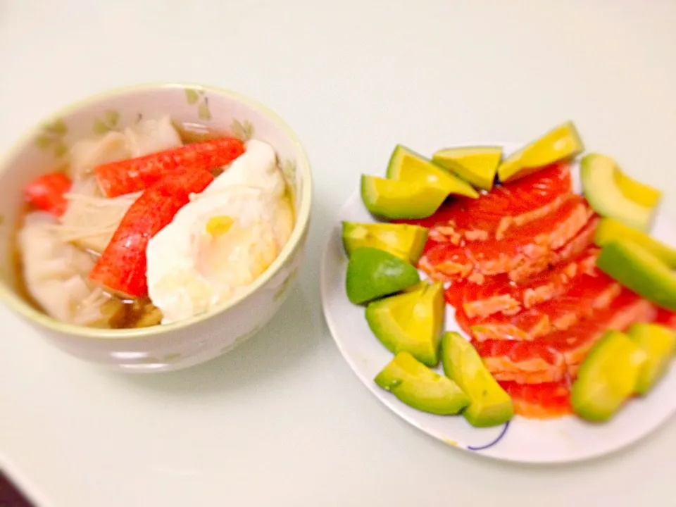 サーモンのアボカド添えと水餃子スープ🍲|みゅうさん