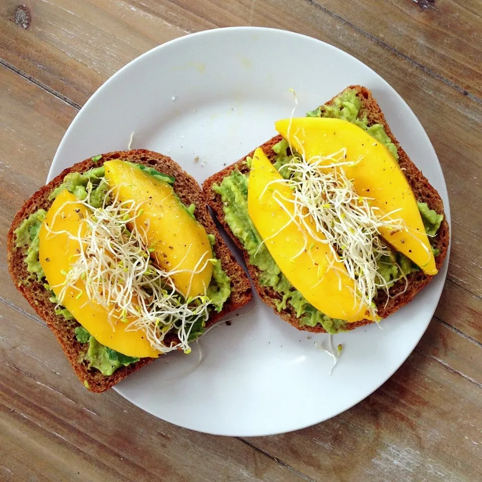 Snapdishの料理写真:Allinson toast with mashed avocado, mango slices and alfalfa|Rianneさん