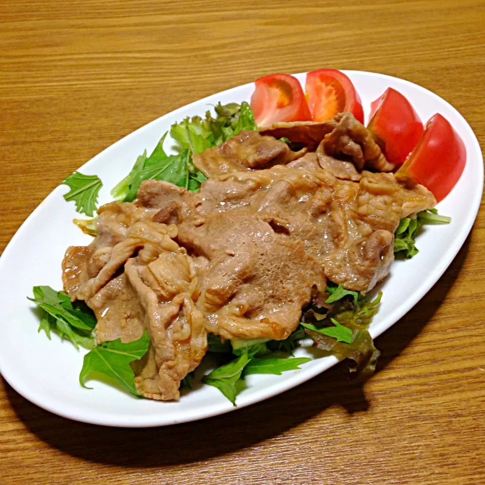 【今夜のウチご飯】黒豚の生姜焼き，もずく酢，薄揚げと人参と小松菜のお味噌汁，TKG。和食バンザイ的な晩ご飯。美味しゅうございました。|takuya KAWANOさん