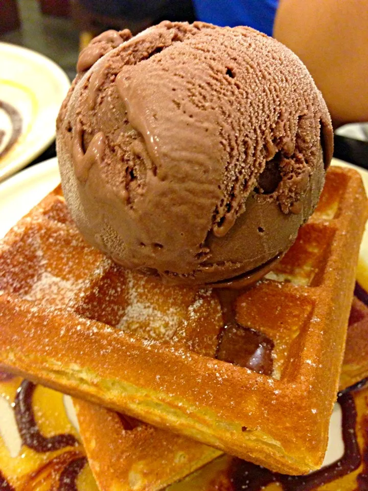 dark luscious chocolate ice cream with waffles|hweeyhさん