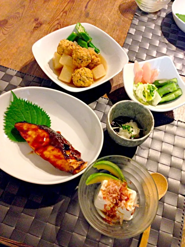 天然ブリの照り焼き、大根とミニがんもの煮物、アボカド冷奴、長芋もすぐ、お漬物💛|まみりんごさん