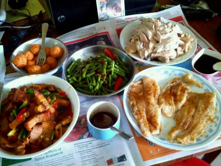 Homecook food by mummy ( Stir fry beans, salmon balls, tomato fry roasted meat, white chicken and pan fries dory fish)|Xi wenさん