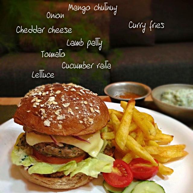 Indian style lamb burger with curry fries インド風ラムバーガー カレーポテトフライ/rick