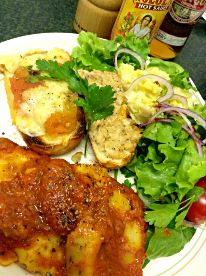 トマトチーズとツナマヨのせ焼きバゲット、ラビオリトマト、さつまいもサラダ、グリーンサラダ|ずきみくさん