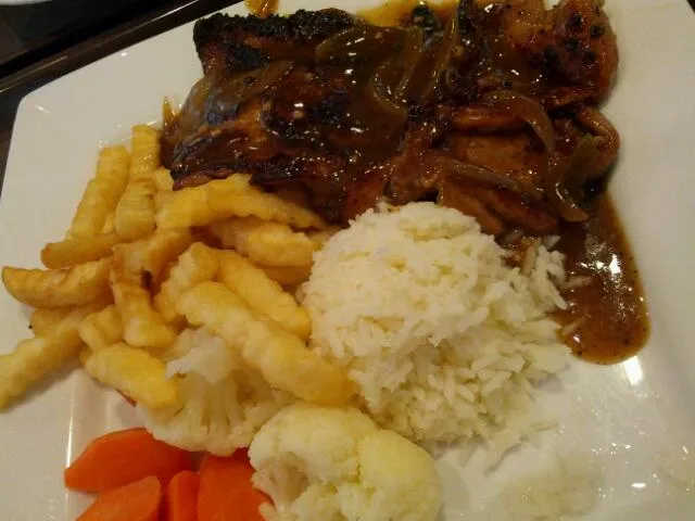 Black pepper onion chicken chop with rice n fries|Xi wenさん