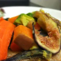 Blk fig, banana, carrot, sweet potato, avocado, scrambled onion egg wrap|boo yaさん