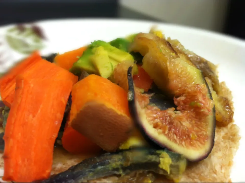 Blk fig, banana, carrot, sweet potato, avocado, scrambled onion egg wrap|boo yaさん