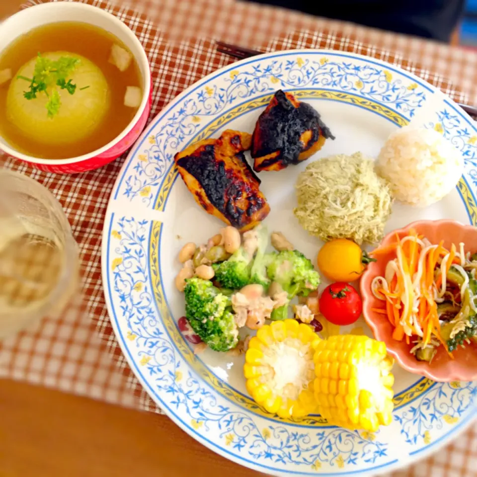 Snapdishの料理写真:まるごと新玉スープ、玄米おにぎり、タンドリーチキンのランチ|ぱしこさん