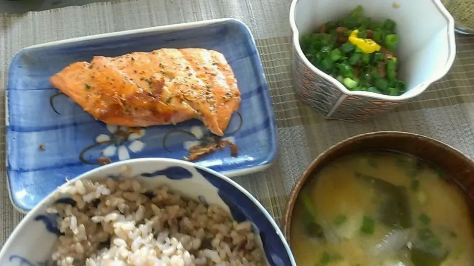 鮭のバジル焼き&納豆&じゃがいもの味噌汁|まぐろさん