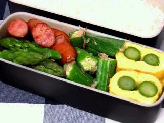 お弁当（ご飯、ウインナー、オクラのおかか和え、アスパラ巻き卵焼き、アスパラ）|すーさん