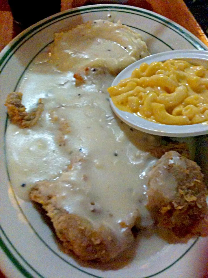 Snapdishの料理写真:Chicken Fried Steak with Mashed Potatoes & Gravy and Macaroni & Cheese|Sinjin Tigerさん