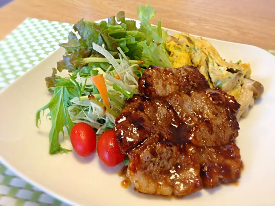 きのこオムレツ🍄とトンテキ風？焼肉🍖|Pokotaさん