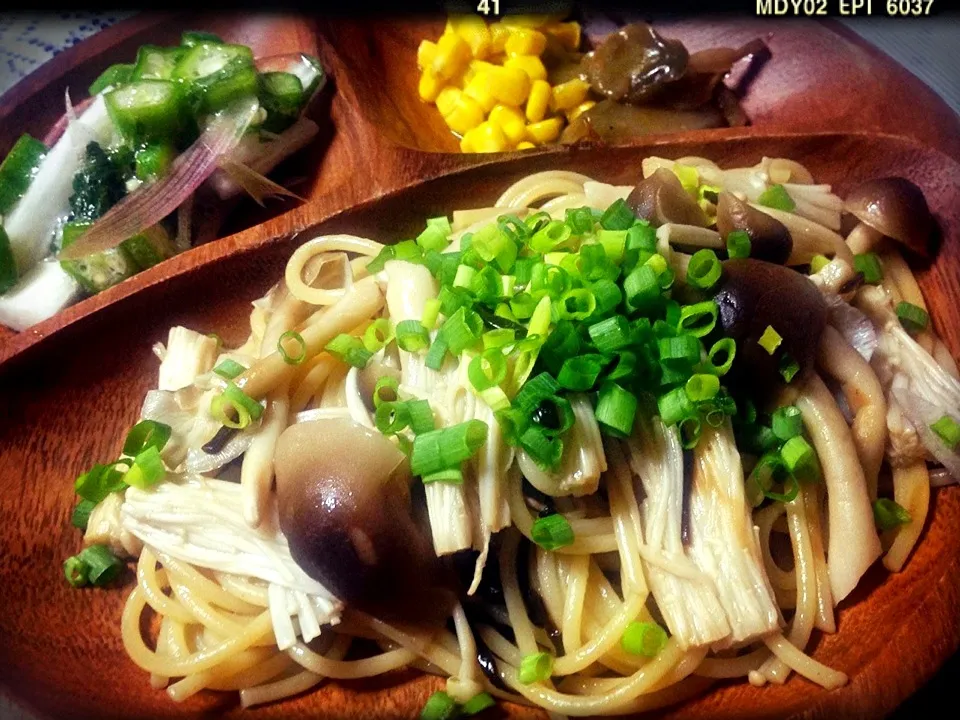 Snapdishの料理写真:たっぷりきのこと塩昆布のバター醤油スパゲティ🍄|minamiさん