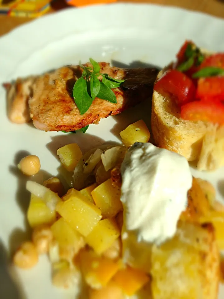 Frilled Chicken with Bruchetta and Mediterranean Salad|ozzy sparaさん