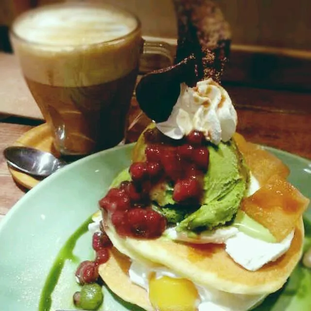 Japanese style tea time
 Maccha pan cake & kuromitsu kinako latte|Alley Catさん