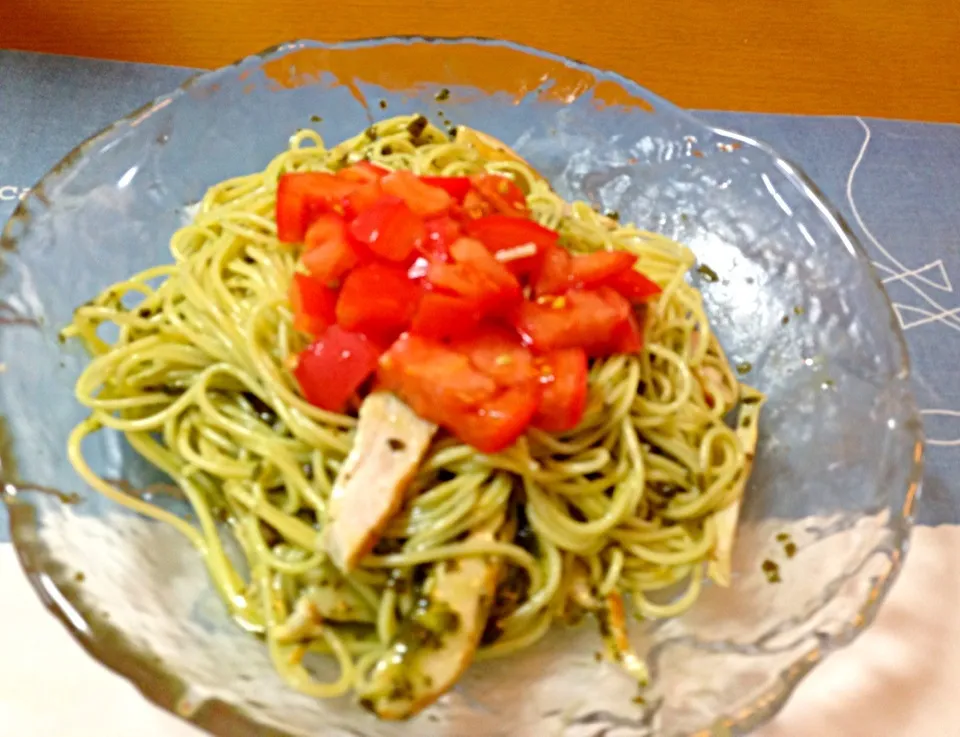 スモークチキンとトマトの冷製ジェノベーゼパスタ|まりねさん