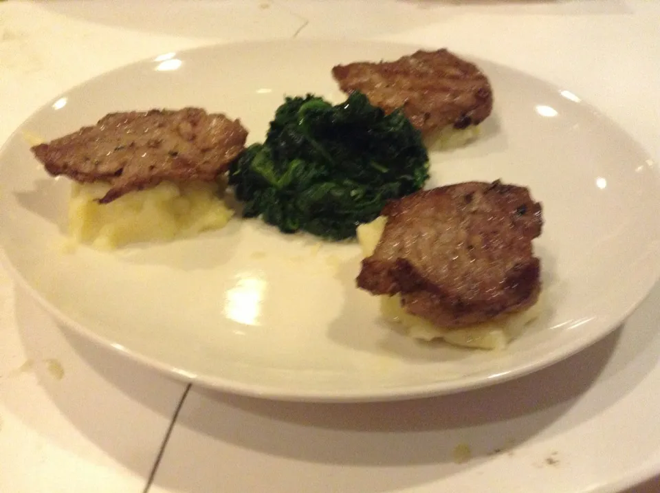 Veal meat on to of some potato pureè with some spinach|giacomo liさん