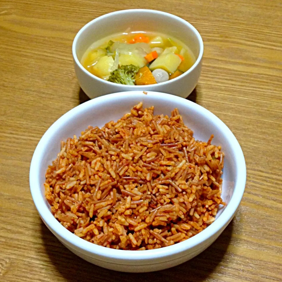 【今夜のウチご飯】クノールのスパニッシュライス，具沢山スープ。アメリカで買ってきたクノールのスパニッシュライスは，1cmくらいのパスタと長粒種のお米がトマトとチリスパイスで味付けされたピラフっぽい感じの料理でした〜。|takuya KAWANOさん