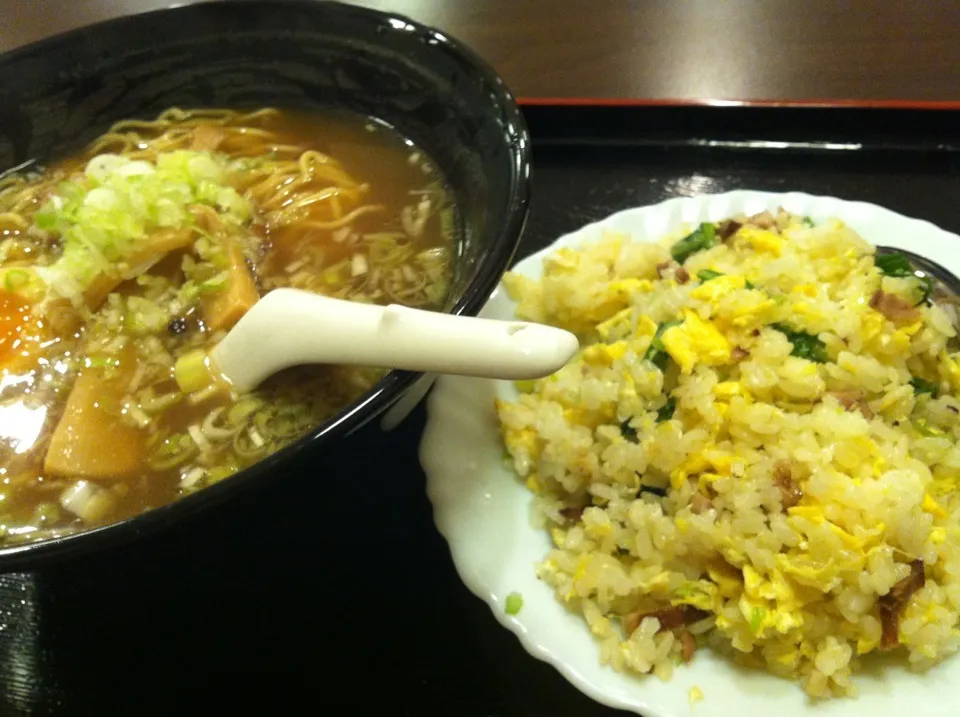 Snapdishの料理写真:ラーメン&半豚バラ炒飯セット|sunさん