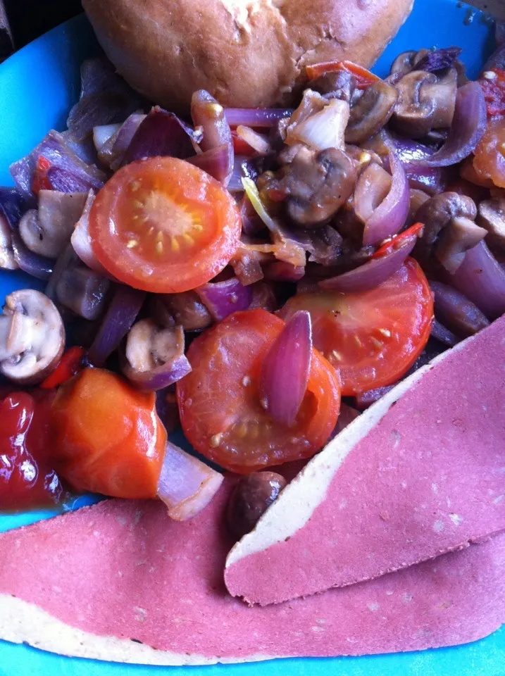 Veggie bacon with savoury tomatoes, mushrooms & bagel|Nick Hiderさん