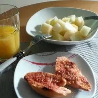 desayuno equilibrado, pan con tomate + zumo natural + fruta|neus companyさん