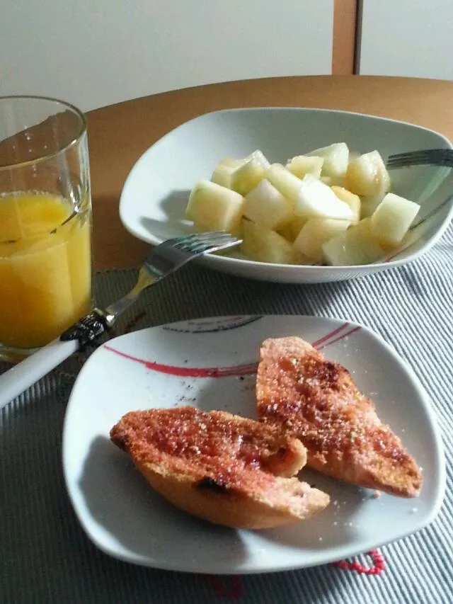 desayuno equilibrado, pan con tomate + zumo natural + fruta|neus companyさん