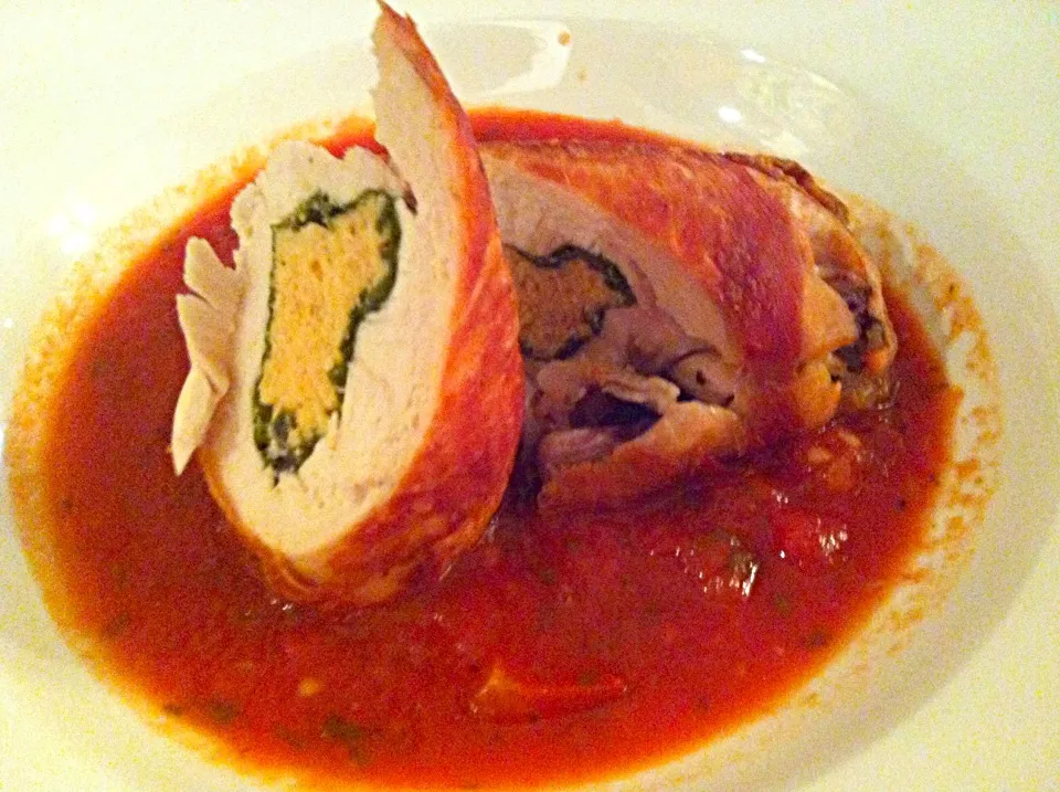 Chicken stuffed with salmon and spinach in tomato and coriander sauce|Nicole Avisさん