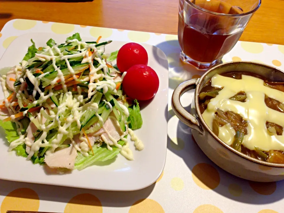 数日前の晩ご飯 鶏ハムと野菜盛り合わせとハヤシライスでグラタン風。|よっしーさん