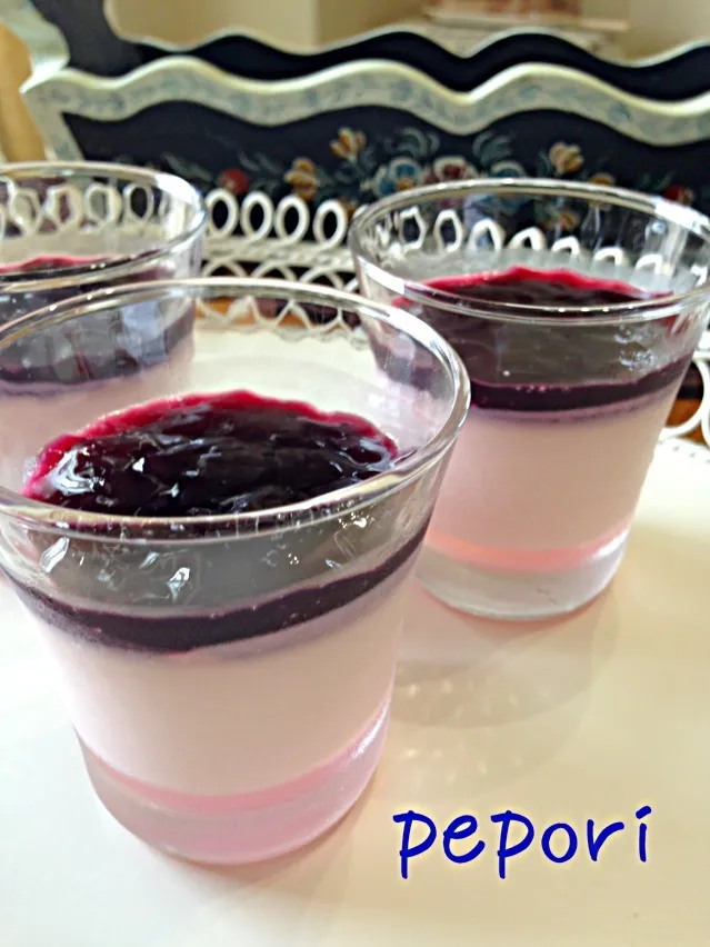 Snapdishの料理写真:カルピスでブラマンジェ🍇|ぺぽりさん