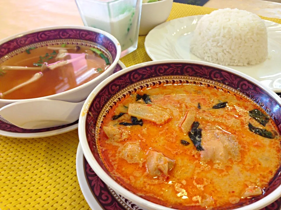 レッドカレー。今日のトムヤムクンは辛い。カレーよりもそっちのほうが辛い。|liccaさん