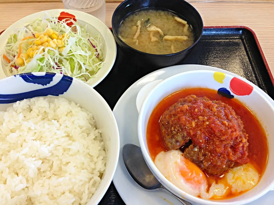 うまトマハンバーグ定食 580円 （生野菜・ライス・みそ汁付き）|Shigechika AIKAWAさん