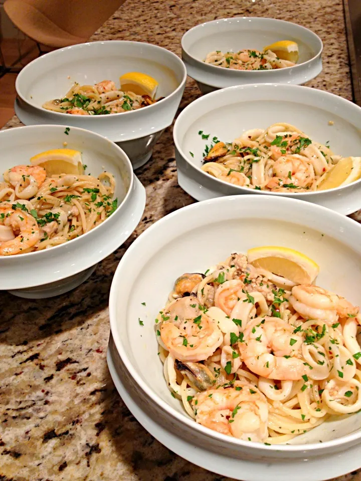 Spaghetti with mixed seafood (shrimp, squid, mussels and clams).|Allisonさん