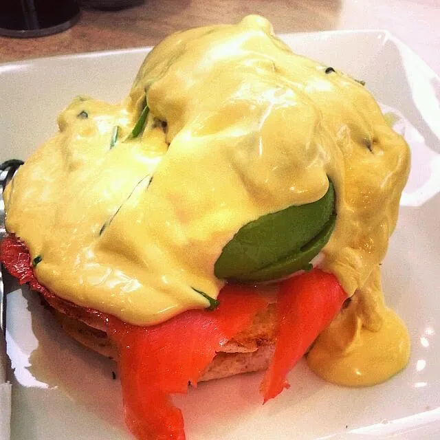 Foccacia with smoked salmon, poached eggs, & hollandaise|Joey Tavares Limさん