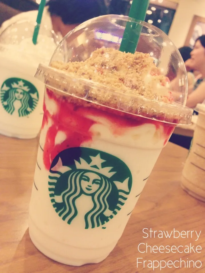 Strawberry Cheesecake Frappechino - Starbucks|Sae Kimuraさん