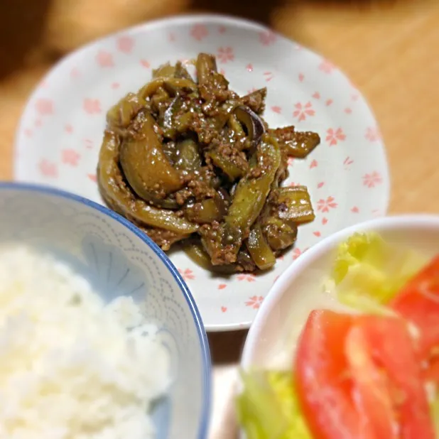 Snapdishの料理写真:麻婆ナスにトマトサラダ。すべて長女が作った！|Ichimuraさん