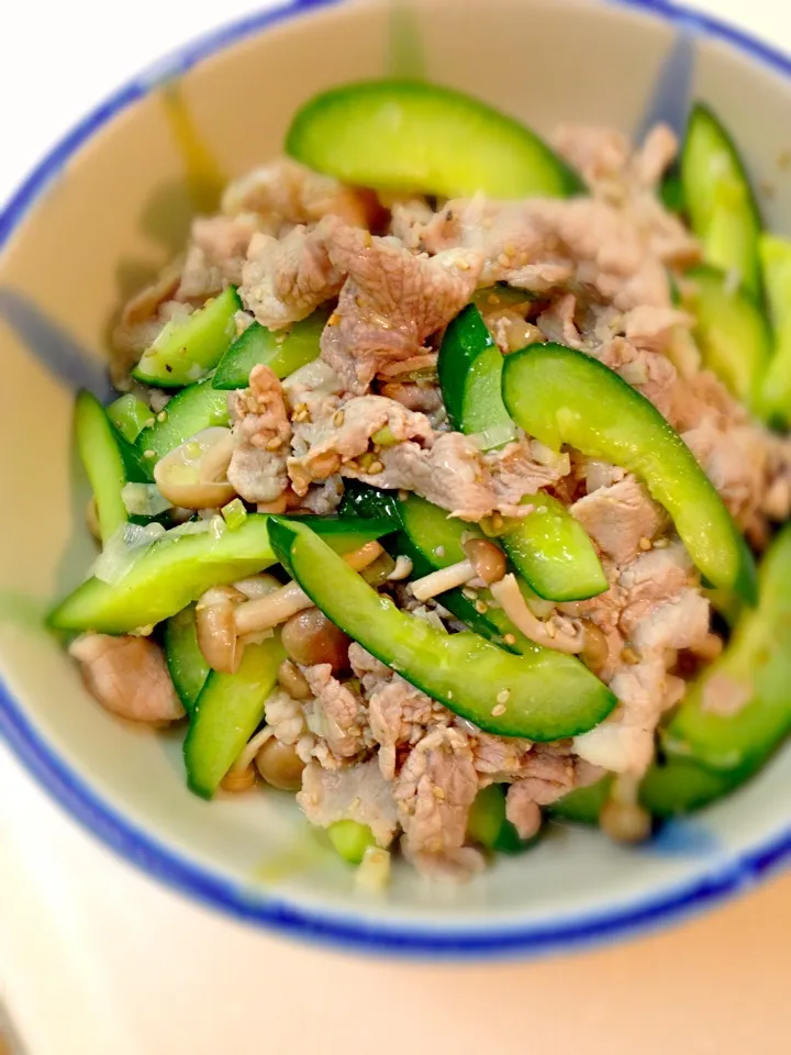 きゅうりと豚肉の塩だれ炒め🍋|ふくふくさん