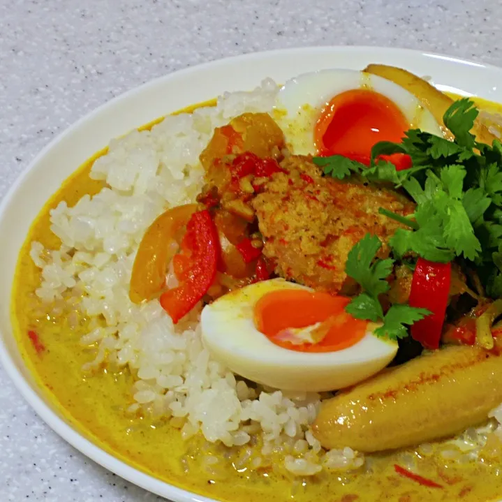 アジアン・カツカレー🍛… って海老カツとココナッツカレーにバナナ🍌あしらったんですけど🍀|Nao ペロンさん