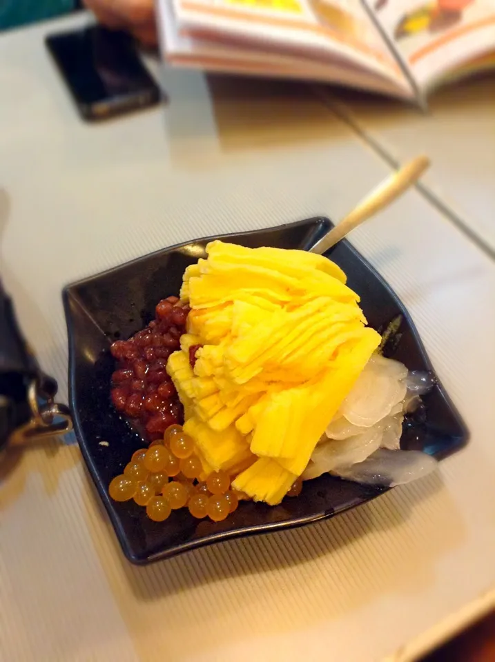 Mango shaved ice with red bean, yogurt balls and coconut|kristen hawleyさん