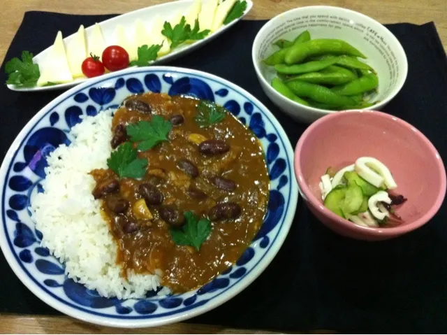 ひき肉とマメのカレー・イカとキュウリ酢の物・チーズと自家製ミニトマト＆イタリアンパセリ・枝豆|まーままさん